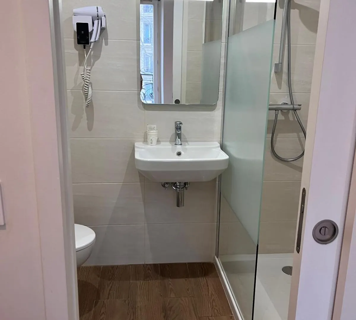 Hipotel Paris Voltaire Bastille מלון