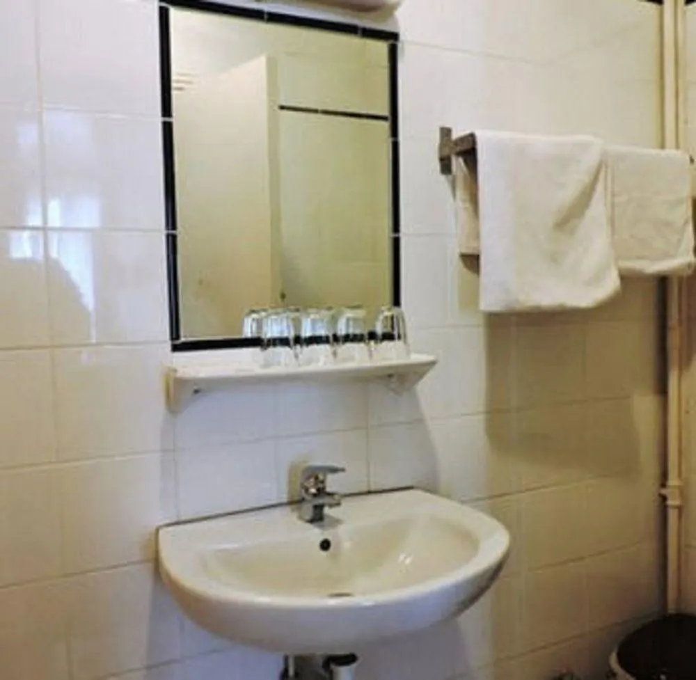 Отель Hipotel Paris Voltaire Bastille