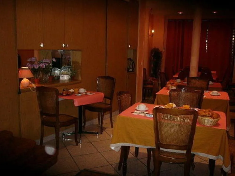 Отель Hipotel Paris Voltaire Bastille